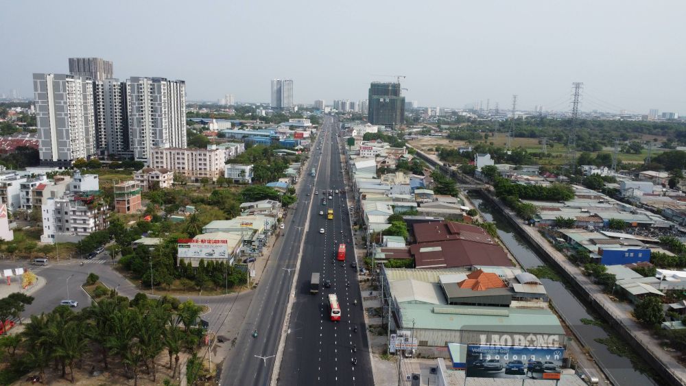 Urban railway line No. 2 will reduce traffic pressure on National Highway 13. Photo: Dinh Trong