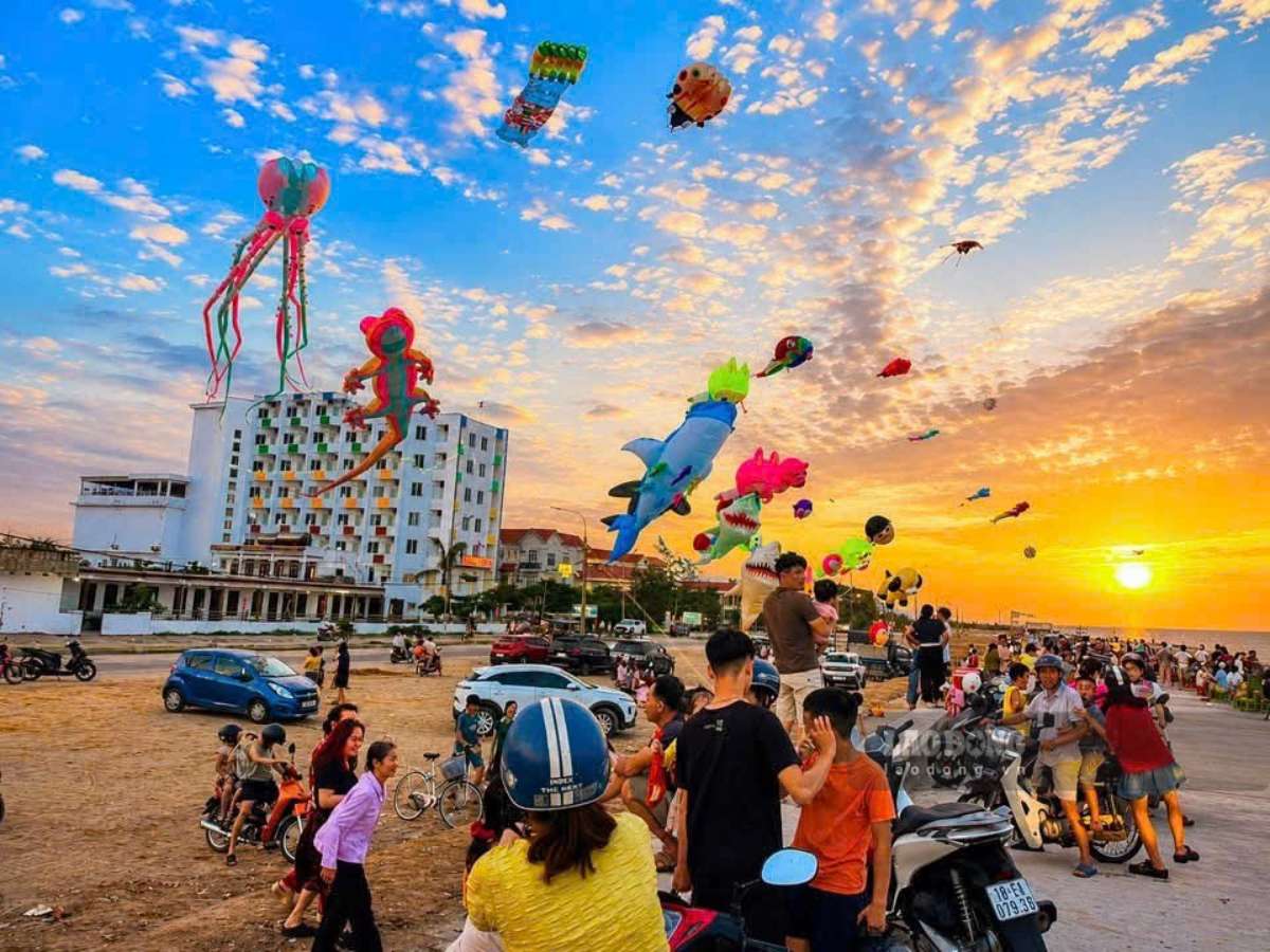 Hoạt động thả diều thu hút du khách. Ảnh: Tùng Biri