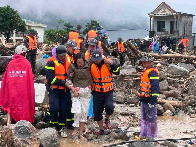 Hundreds of turns of officers and soldiers of various forces are participating in searching for missing victims and overcoming the consequences of floods. Photo: Lai Chau Police