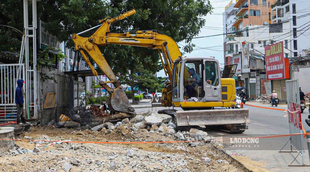 Công trường mở rộng đường Bà Triệu thi công được một thời gian, nhưng 44 trường hợp chưa bàn giao mặt bằng khiến tiến độ tiếp tục bị ảnh hưởng. Ảnh: Phúc Đạt