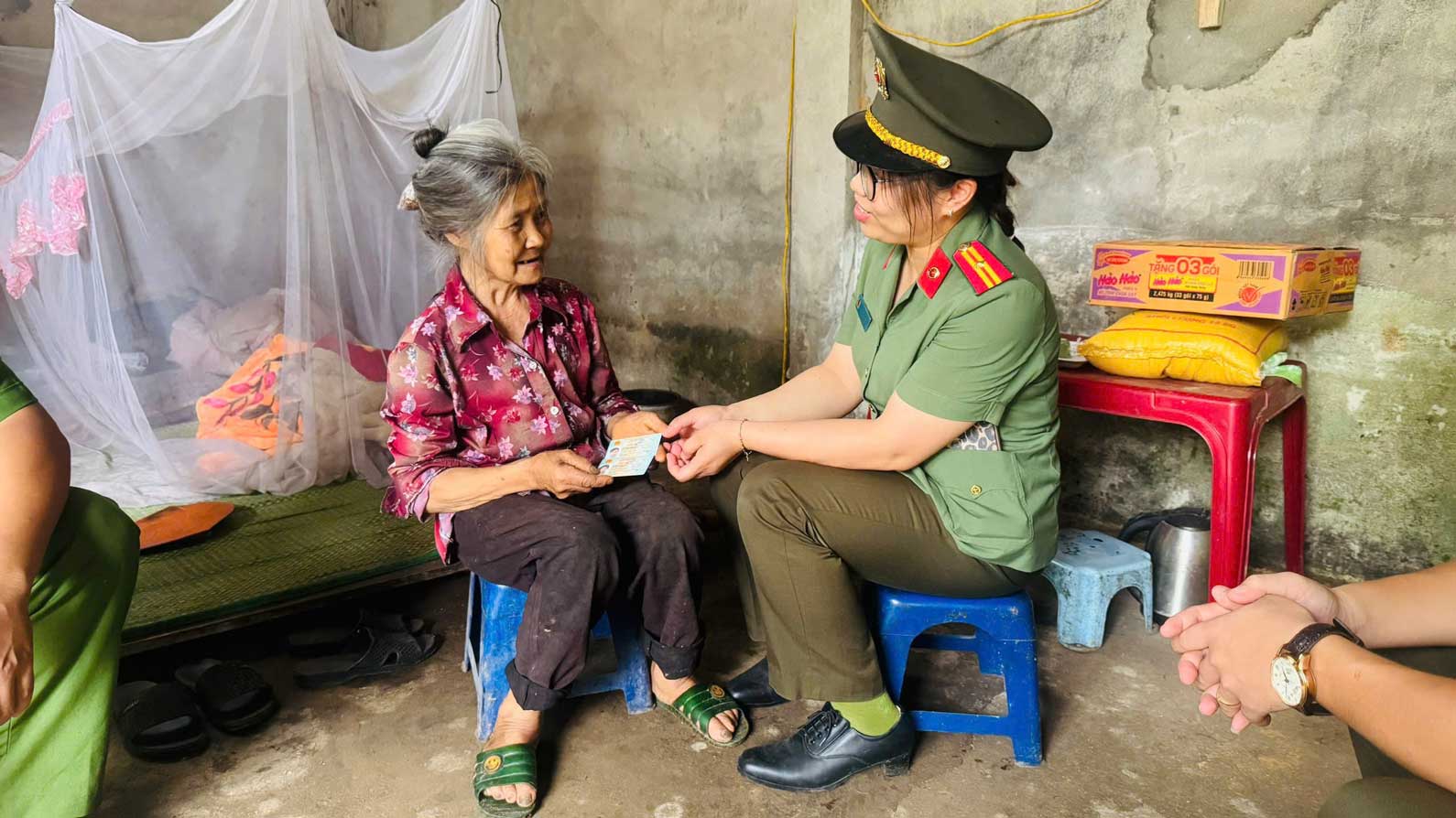 Citizen ID cards are handed over to people in particularly difficult circumstances. Photo: Lao Cai Police