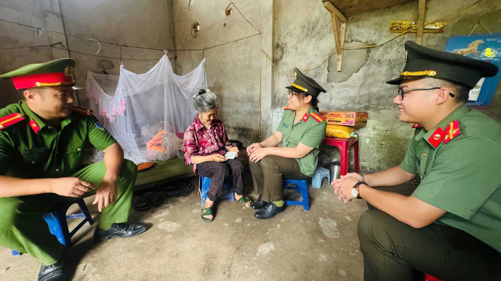 Công an xã Lương Thịnh đến tận nhà trao căn cước công dân và tặng quà cho gia đình bà Phạm Thị Dần. Ảnh: Công an Lào Cai
