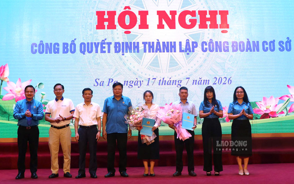 Lao Cai Provincial Labor Federation awarded decisions to establish 2 grassroots trade unions. Photo: Manh Hung