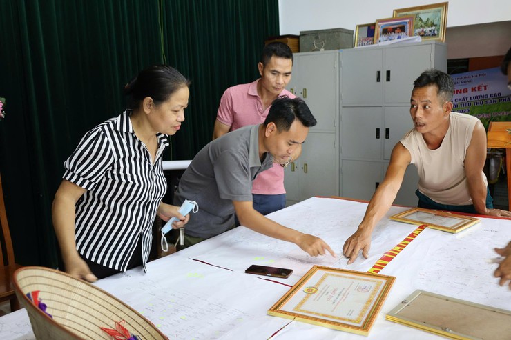 The 45-day and night campaign to clean up land data is being implemented by communes and wards in Hanoi. Photo: Hoang Tinh