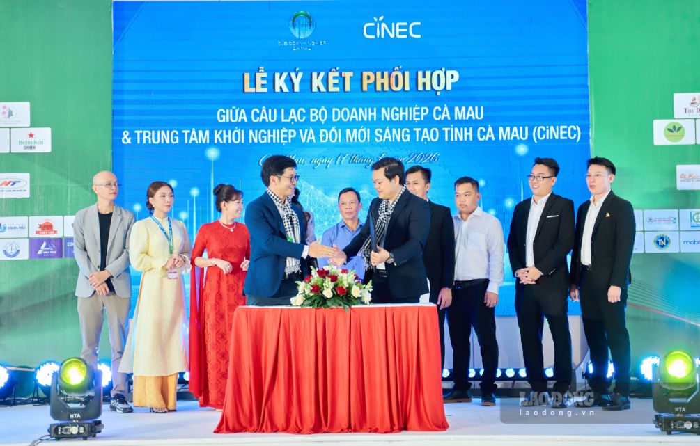 Ký kết chương trình phối hợp với Trung tâm Khởi nghiệp và Đổi mới sáng tạo Cà Mau. Ảnh: CLB Doanh nghiệp Cà Mau.