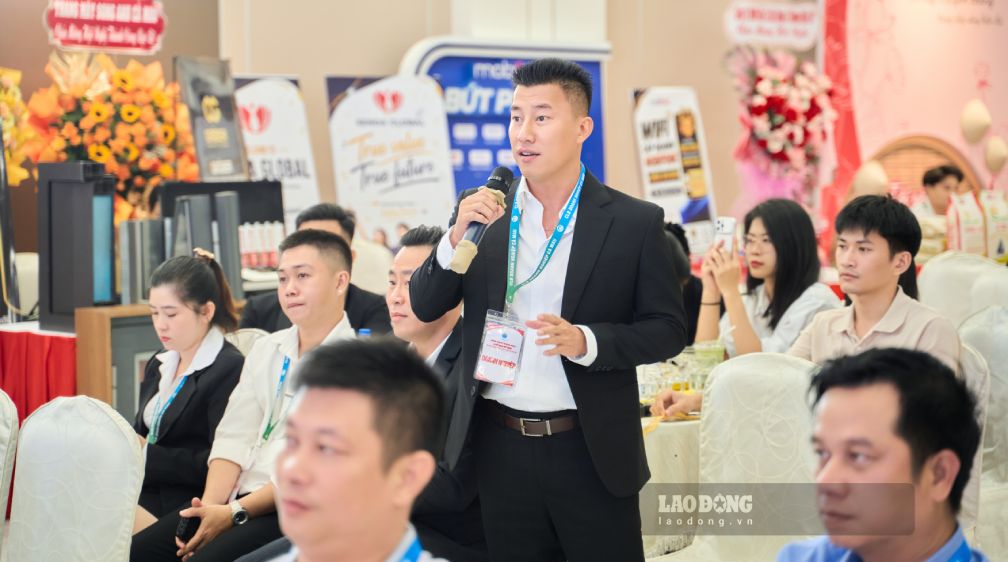 Các doanh nhân, doanh nghiệp trẻ thảo luận, trao đổi chia sẻ kinh nghiệm để cùng nhau phát triển. Ảnh: CLB Doanh nghiệp Cà Mau.