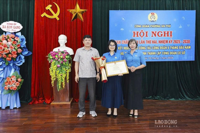 Representatives of Gia Lai Provincial Labor Federation awarded Certificates of Merit to Ms. Tran Thi Thuy Hang - Chairwoman of the grassroots Trade Union of the Tropical Forestry Center. Photo provided by An Phu Trade Union