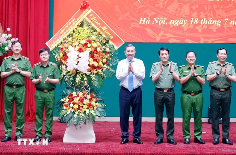 El Secretario General y Presidente del Estado, To Lam, entrega flores para felicitar a la Fuerza de Policía Popular. Foto: TTXVN