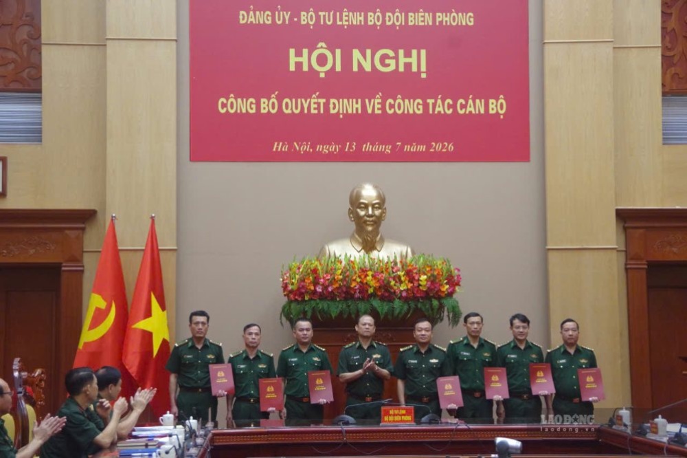 Lieutenant General Nguyen Anh Tuan - Secretary of the Party Committee, Political Commissar of the Border Guard Command presents cadre decisions to military officers. Photo: Thu Minh