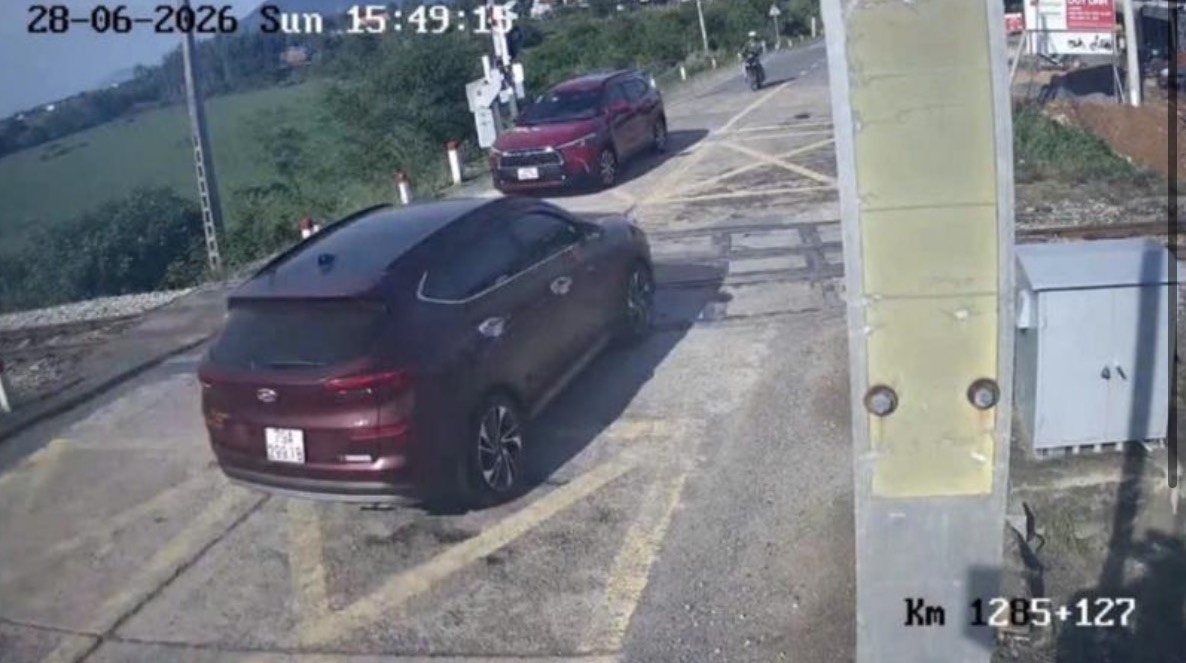 Two car drivers were handled by traffic police for crossing a level crossing when the red light was turned on. Photo: Khanh Hoa Traffic Police Department