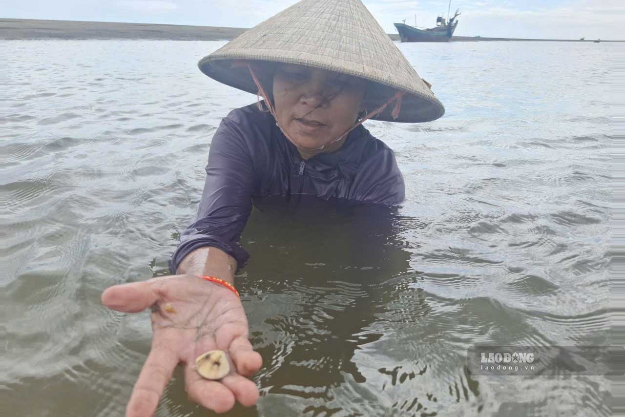 Người phụ nữ này vừa bắt được một con ngao. Ảnh: Trần Tuấn