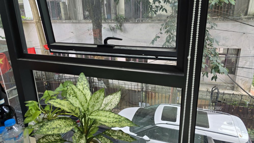 Opening windows to welcome sunlight is one of the tips to help circulate air in the family. Photo: Tuan Dat