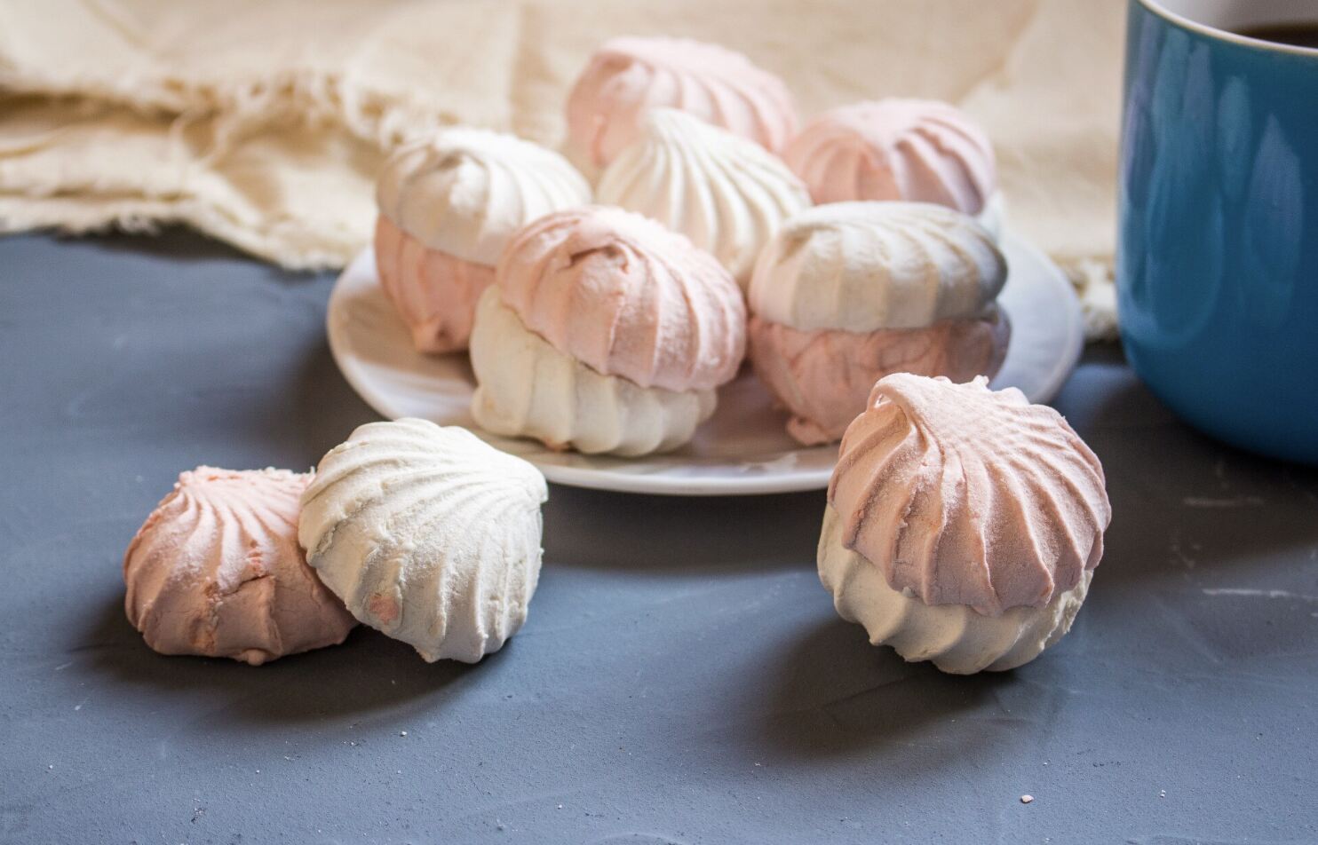 On weekends, instead of spending the whole day on electronic devices, parents can go to the kitchen with their children to make simple dishes. Photo: Magnific