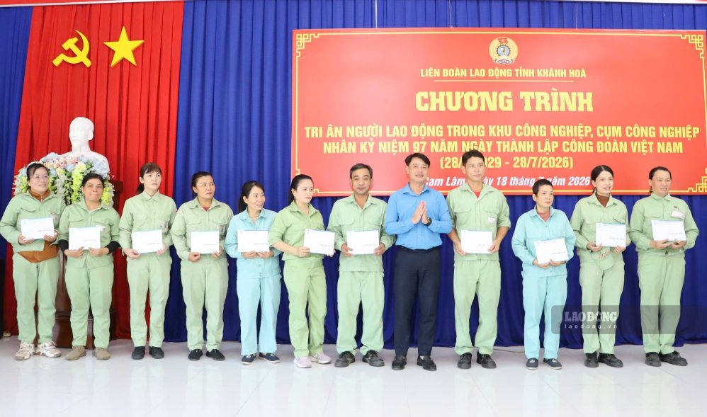 Mr. Bui Hoai Nam - Vice Chairman of the Provincial Vietnam Fatherland Front Committee, Chairman of the Provincial Labor Federation presents gifts from the 14th Vietnam Trade Union Congress to workers in difficult circumstances. Photo: Phuong Linh
