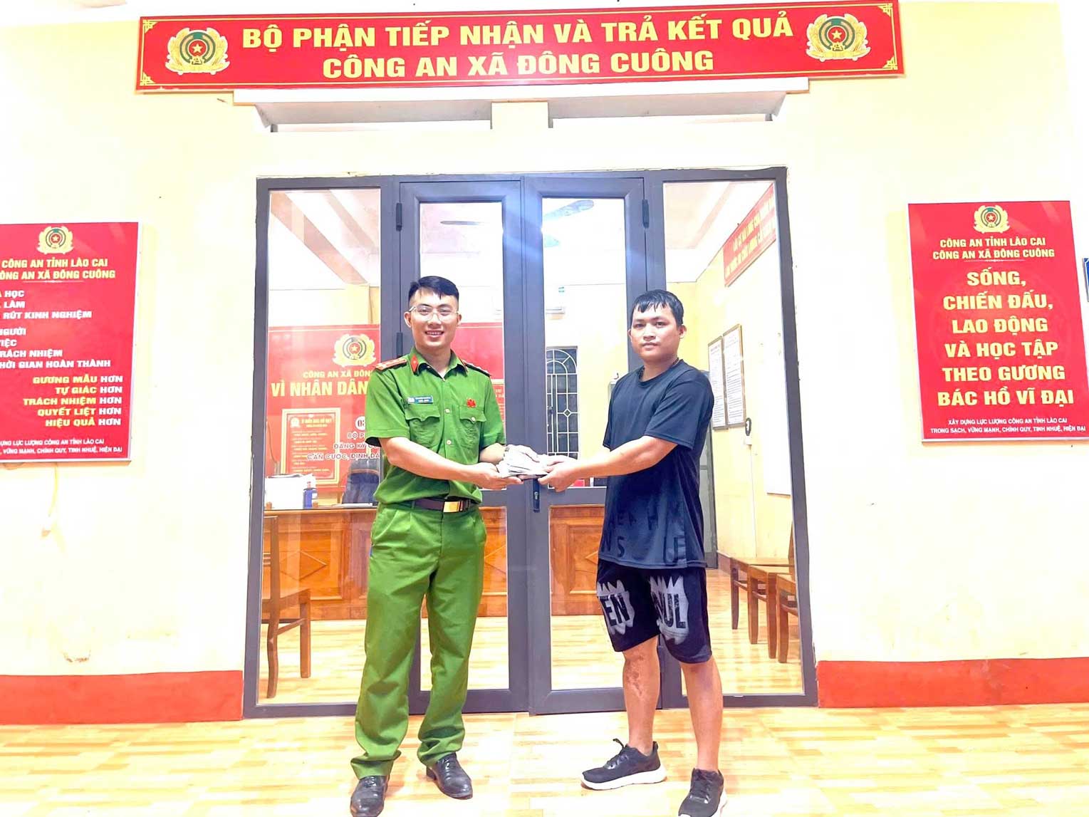 Commune police return the wallet along with nearly 5.8 million VND and papers to Mr. Tan Anh Van. Photo: Dong Cuong Commune Police