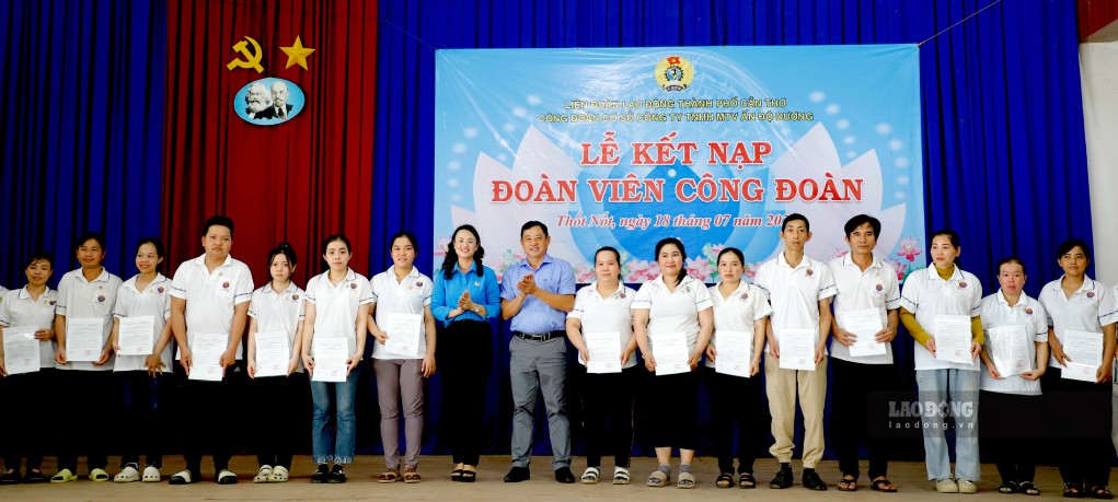 Bà Lê Thị Sương Mai – Chủ tịch LĐLĐ TP Cần Thơ trao Quyết định kết nạp đoàn viên Công đoàn. Ảnh: Tạ Quang
