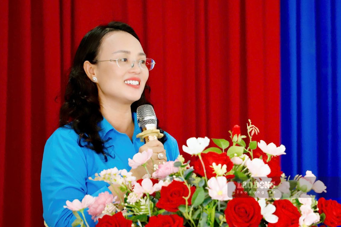 Bà Lê Thị Sương Mai – Chủ tịch LĐLĐ TP Cần Thơ phát biểu tại buổi lễ. Ảnh: Tạ Quang