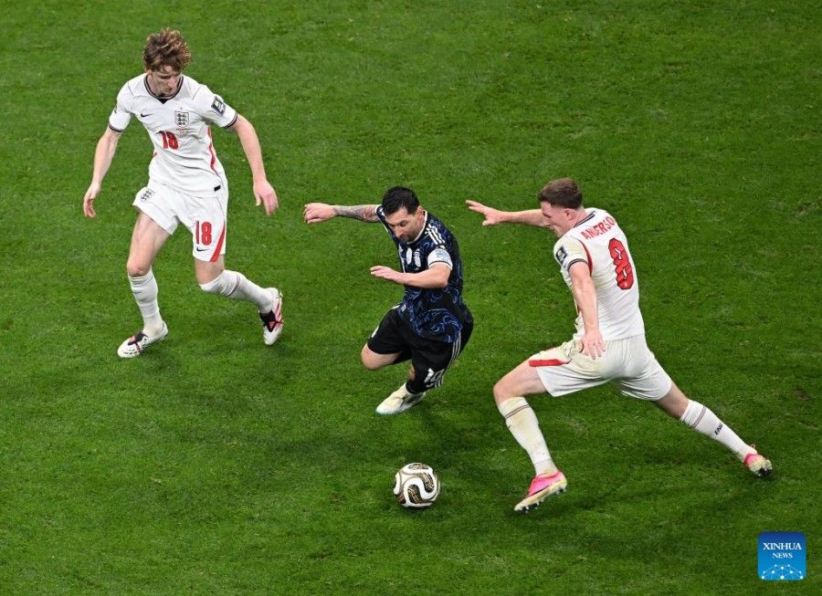 Lionel Messi nhỏ bé lại rực sáng ở trận bán kết gặp đội tuyển Anh. Ảnh: Xinhua