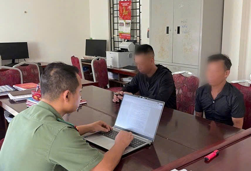 Công an phường Hải An xử phạt vi phạm hành chính hai bố con ông L.X.Đ về hành vi thả diều trong khu vực cấm bay thuộc sân bay Cát Bi. Ảnh: Công an Hải Phòng