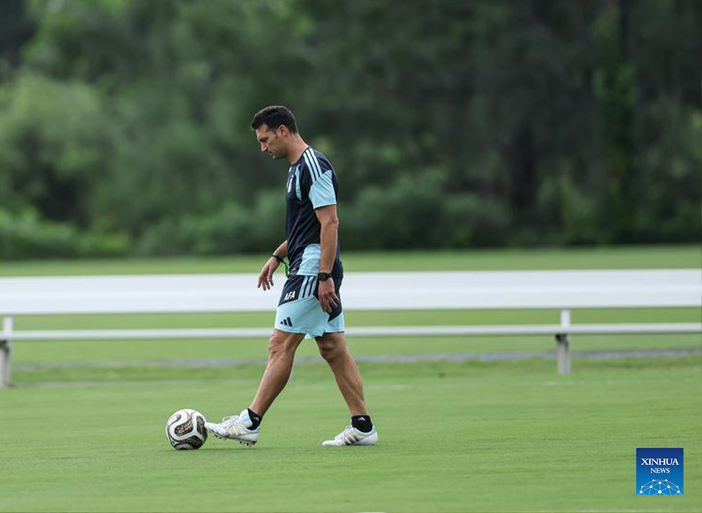 Lionel Scaloni luôn coi bản thân như một thành viên giống tất cả những người còn lại trong đội hình Argentina. Ảnh: Xinhua