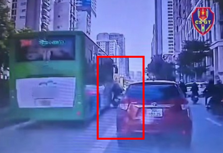 Time when the motorbike collided with the BRT rapid bus. Photo cut from clip of the Traffic Police Department