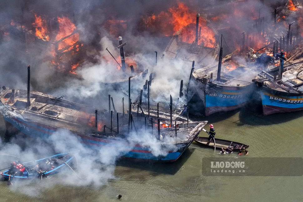 Boats anchored on Thi Nai lagoon (Gia Lai) caught fire fiercely at noon on June 29. Photo: Minh Phung