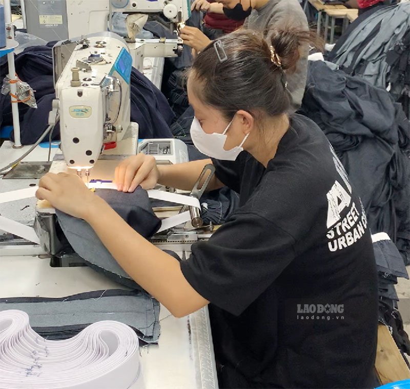 Working overtime from one to an hour and a half a day, Ms. Dao can receive an additional 1.2-2 million VND/month, depending on the unit price and production stage. Photo: Minh Huong