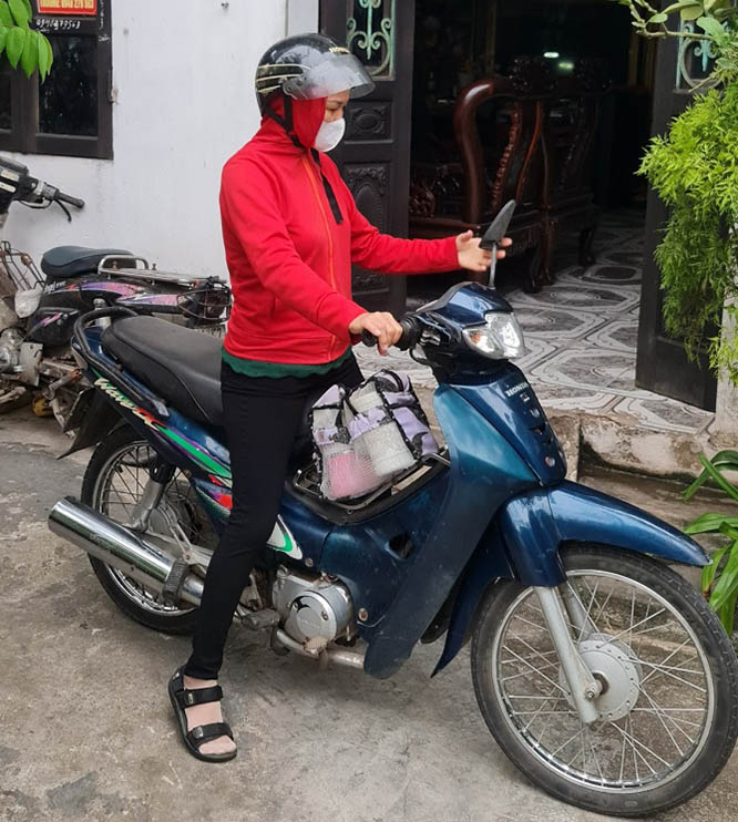 Bà Lân cho biết, công nhân đều mong muốn được tăng ca bởi số tiền tăng ca quyết định rất lớn đến thu nhập nhận được cuối tháng. Ảnh: Nhân vật cung cấp.