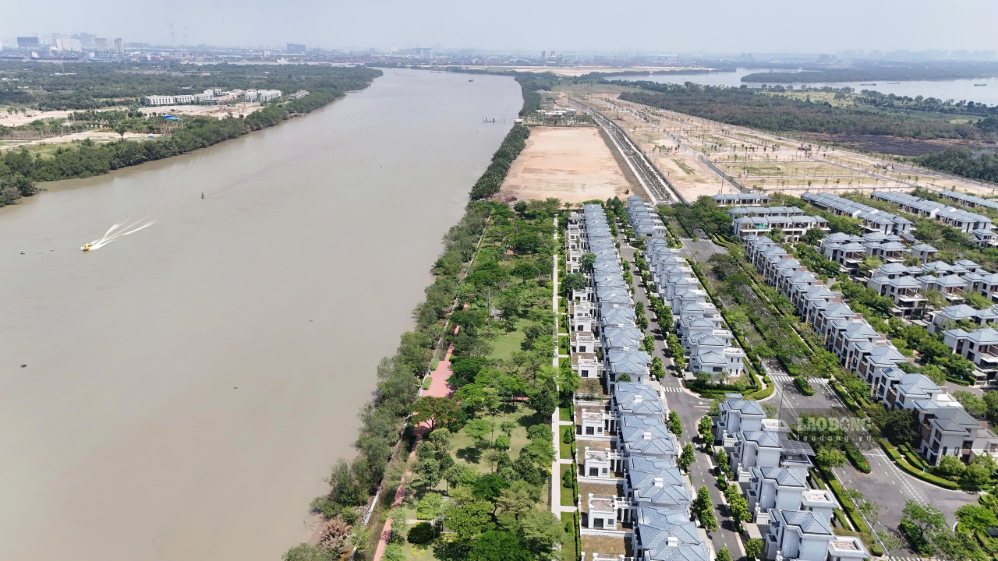 The riverside smart urban area project in Dai Phuoc commune will complete site clearance in December 2026. Photo: HAC