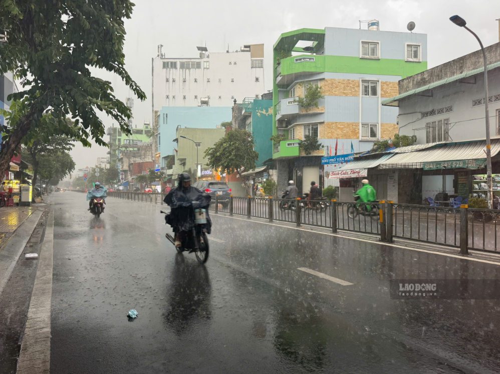 Ho Chi Minh City continues to have thunderstorms in the next 3 hours. Photo: Ha May