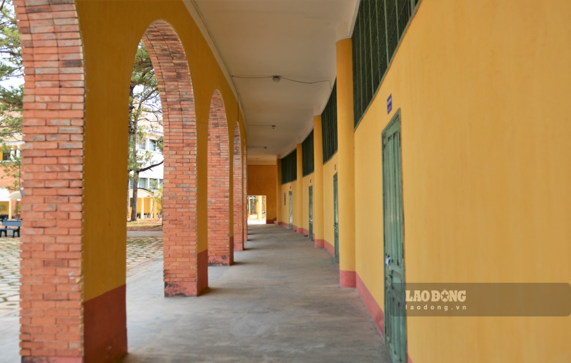 Hành lang được xây dựng bằng gạch nung màu đỏ nguyên bản, tạo nên vẻ đẹp cổ kính cho ngồi trường gần 100 năm tuổi. Ảnh: Phúc Khánh 