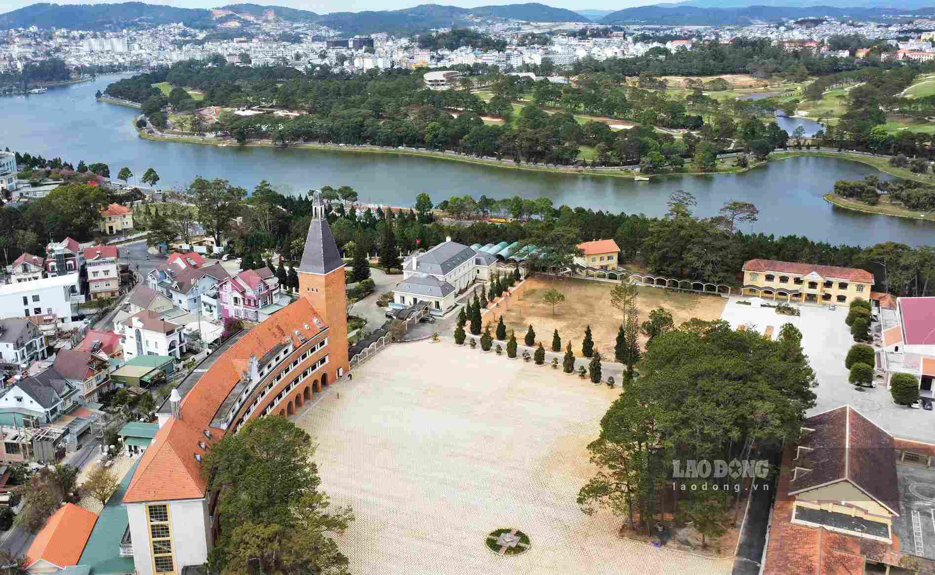 Nằm bên bờ hồ Xuân Hương, Trường Cao đẳng Đà Lạt (phường Xuân Hương - Đà Lạt, Lâm Đồng) từ lâu được xem là một trong những công trình kiến trúc tiêu biểu của đô thị ngàn hoa. Ảnh: Phúc Khánh 