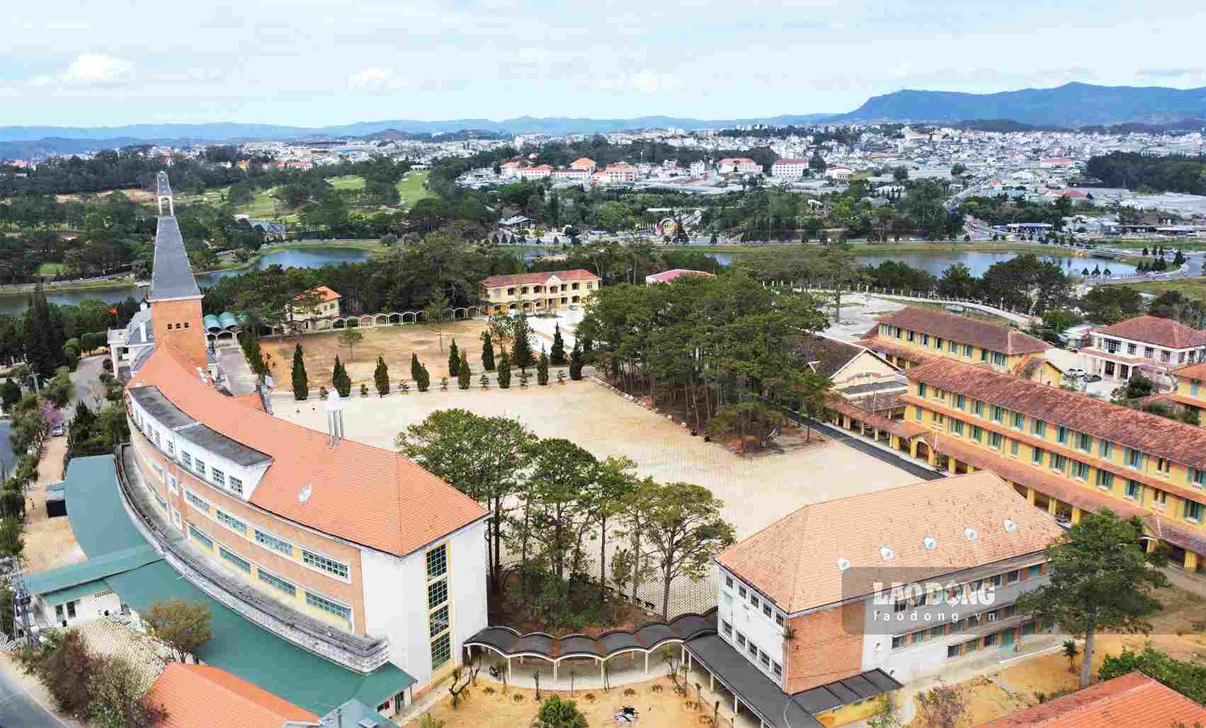 Da Lat College, nearly 100 years old, stands out with its unique French architecture, and is a tourist attraction. Photo: Phuc Khanh