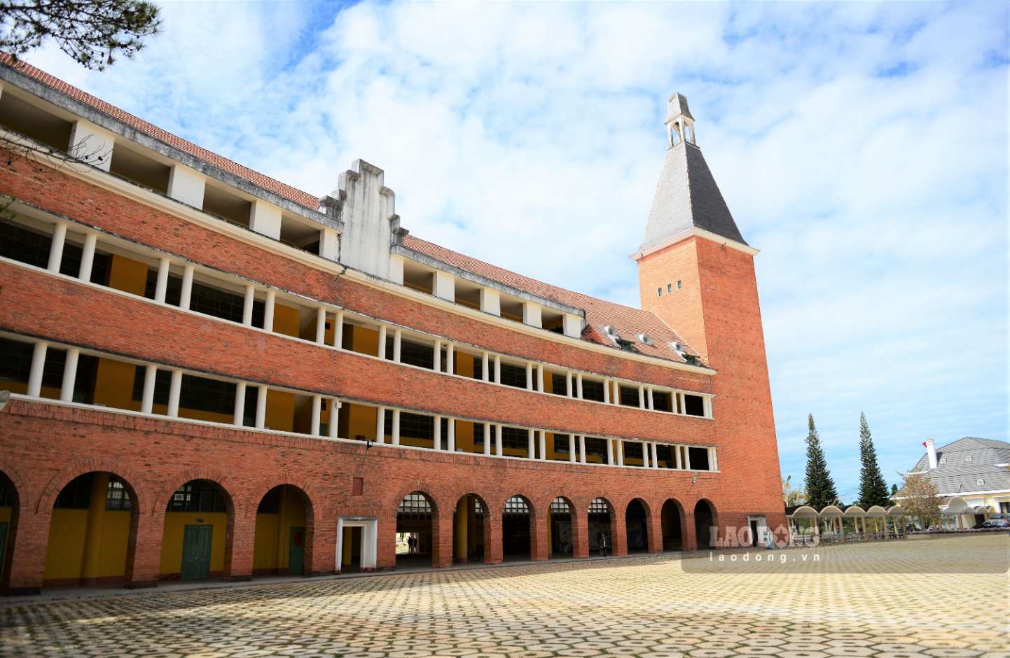 Tiền thân của ngôi trường là Trường Grand Lycée Yersin, được người Pháp khởi công xây dựng năm 1927 và hoàn thành năm 1935. Ảnh: Phúc Khánh 