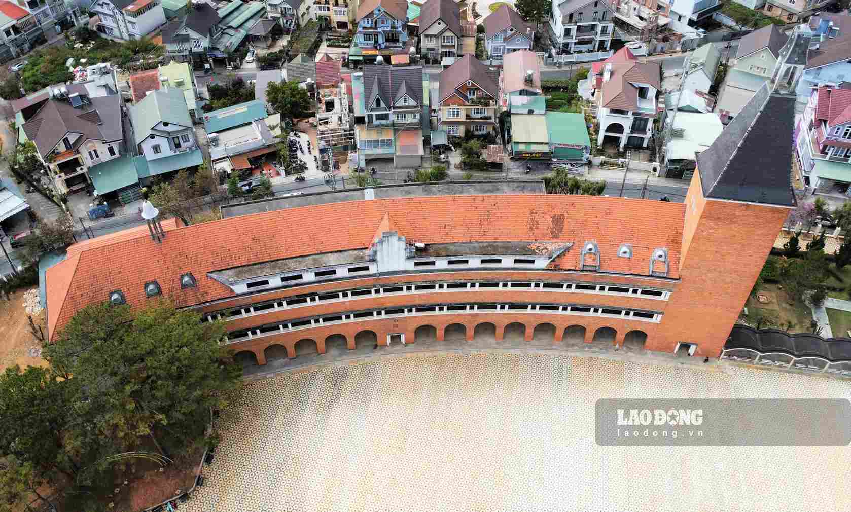 Công trình nổi bật với dãy nhà uốn cong, những mái vòm mềm mại cùng tháp chuông cao, tạo nên dấu ấn riêng trong kiến trúc đô thị Đà Lạt. Ảnh: Phúc Khánh  