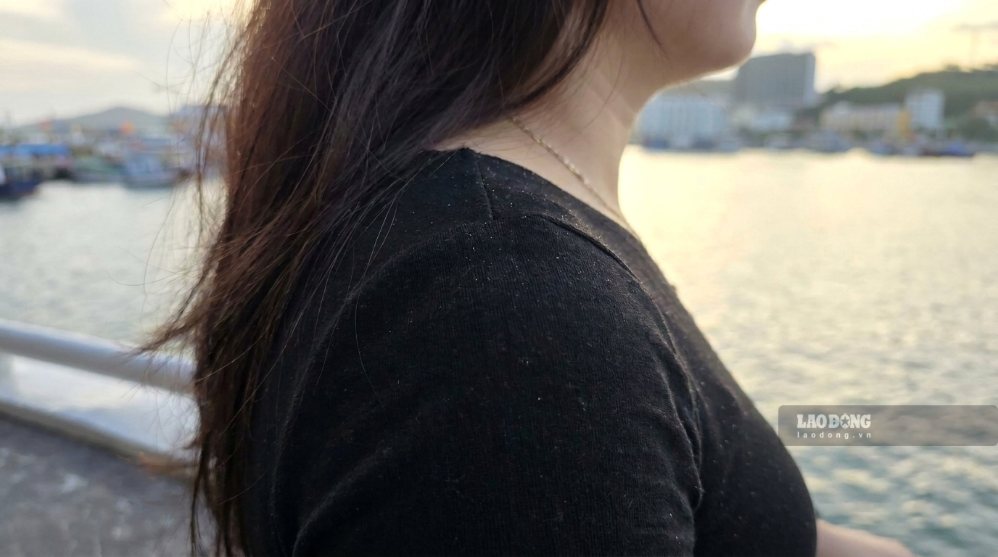 Dark black is one of the colors that easily reveals many imperfections of the skin. Photo: Tuan Dat
