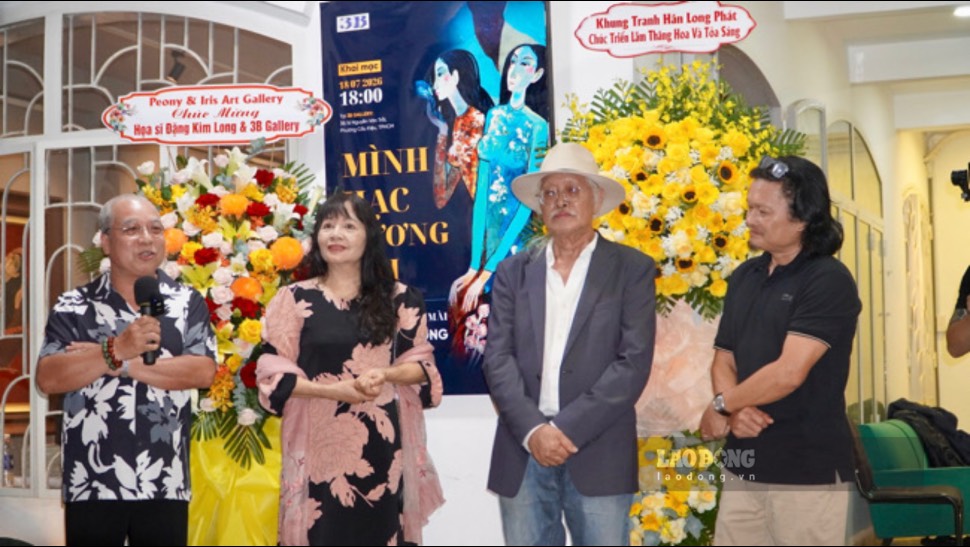 Artist Dang Kim Long (second from right). Photo: Mai Anh.
