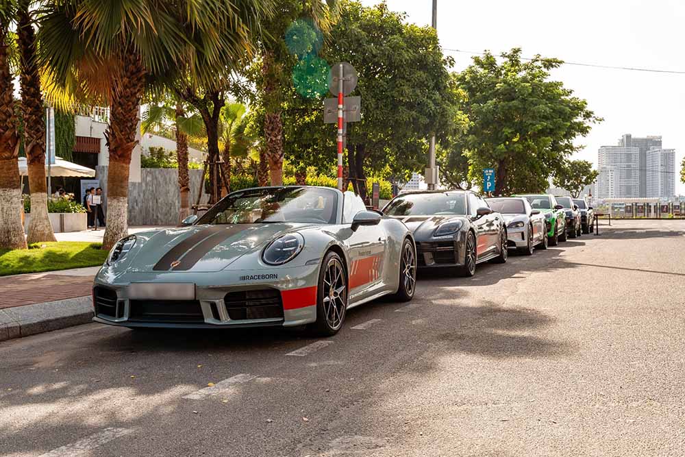 Porsche sports car fleet gathers at APEC Park (Da Nang), highlighted by the limited edition 911 Dakar model attracting the attention of many car lovers. Photo: Porsche Vietnam