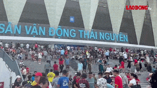 Fans came to the stadium from early afternoon to watch the match of the Vietnamese team