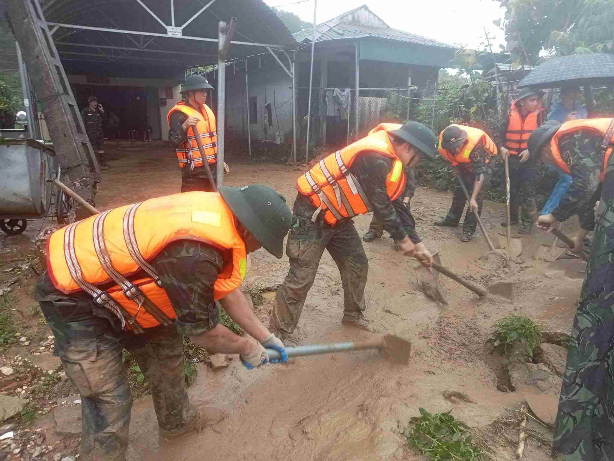 Lực lượng quân đội tiếp tế lương thực cho người dân, hỗ trợ dọn dẹp sau lũ quét. Ảnh: Bộ CHQS Lai Châu