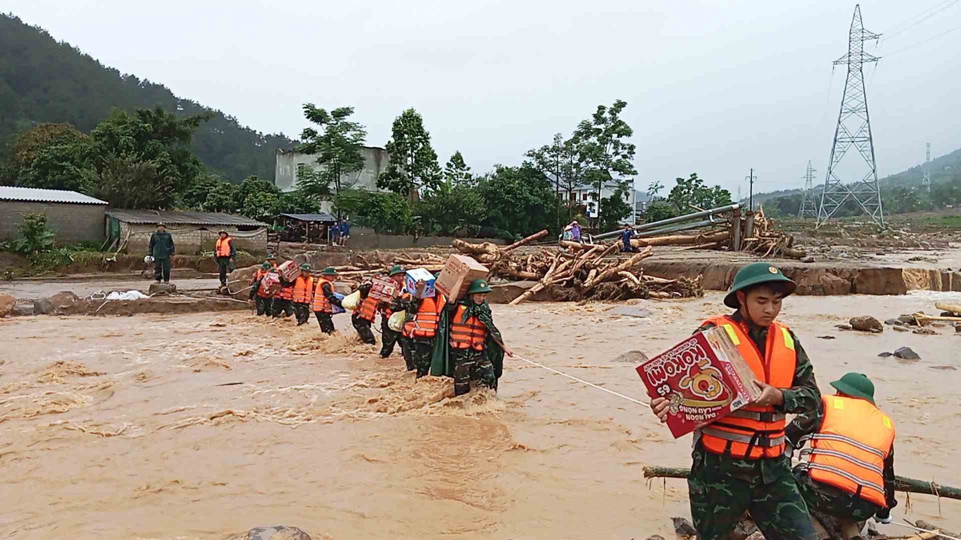 Les forces de Lai Châu font la course contre la montre pour retrouver les personnes disparues et surmonter les conséquences des crues soudaines. Photo: Commandement militaire de Lai Châu
