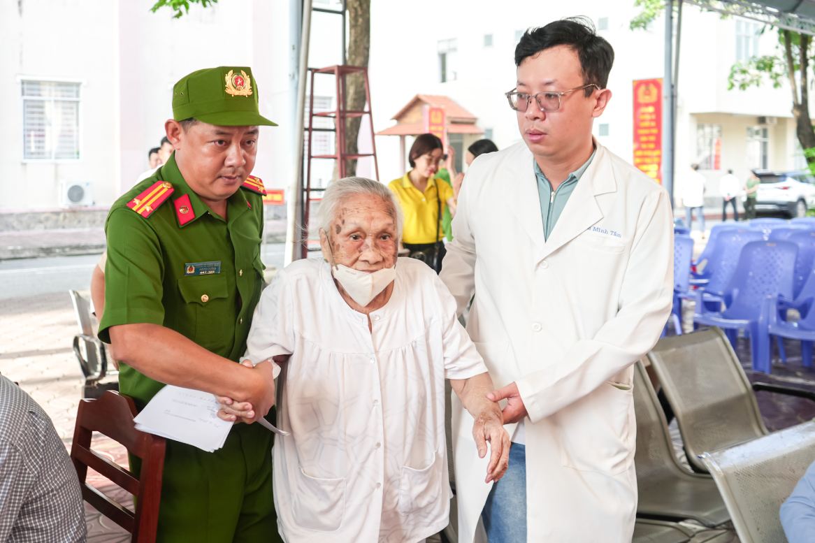 Lực lượng công an hỗ trợ người dân tại các điểm lấy mẫu ADN. Ảnh: Công an Cần Thơ