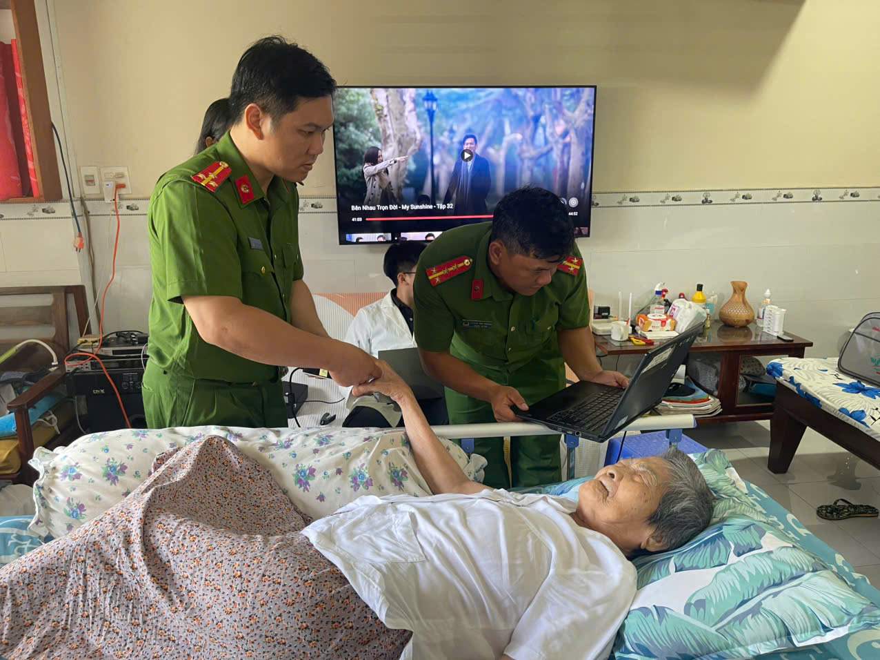 Công an lấy mẫu tại nhà người dân. Ảnh: Công an Cần Thơ