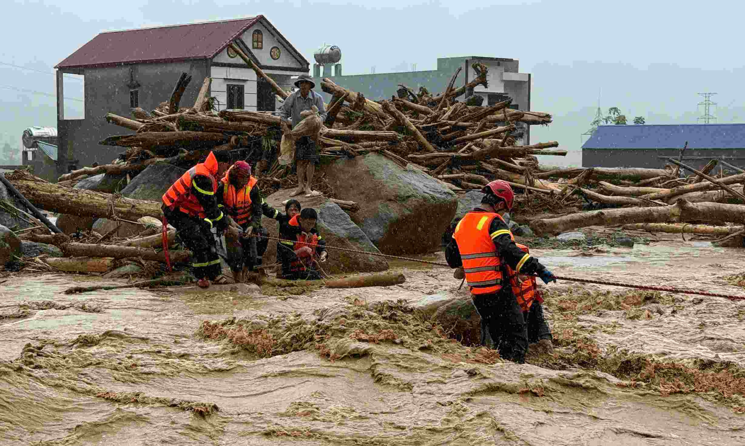 Amidst the raging flood in Lai Chau, rescue forces stick to the scene to find missing people. Photo: Fire and Rescue Police Department - Lai Chau Provincial Police