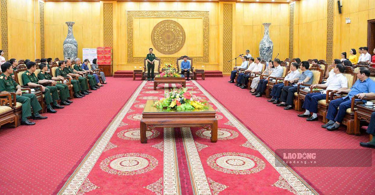El General Phan Văn Giang, miembro del Buró Político, Viceprimer Ministro del Gobierno, Ministro de Defensa Nacional y la delegación de trabajo trabajan con los líderes de la provincia de Ninh Bình. Foto: Nguyễn Trường