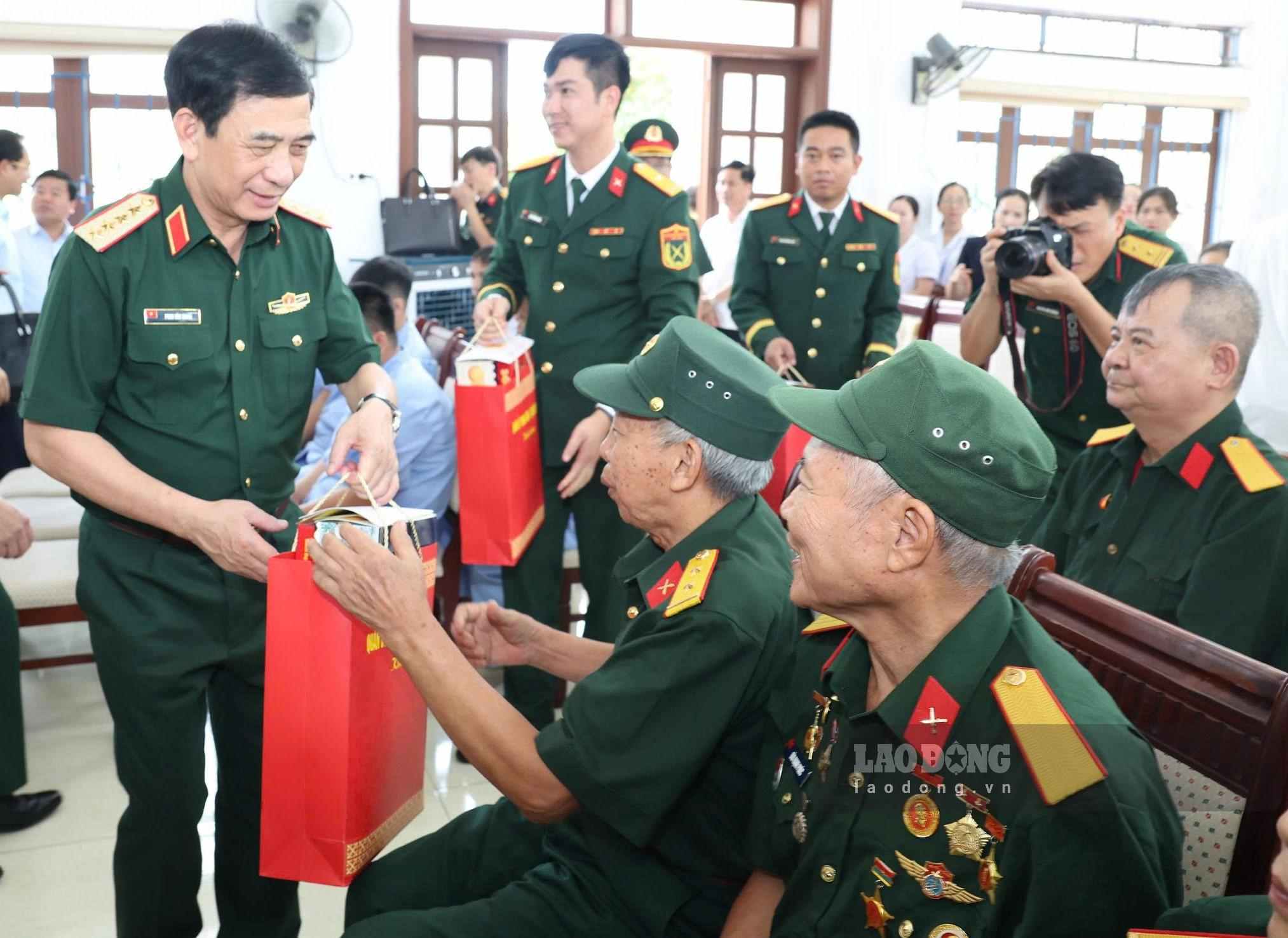 Đại tướng Phan Văn Giang và các thành viên trong Đoàn công tác thăm, tặng quà cho các thương, bệnh binh đang điều trị tại Cơ sở Điều dưỡng thương binh Nho Quan. Ảnh: Nguyễn Trường