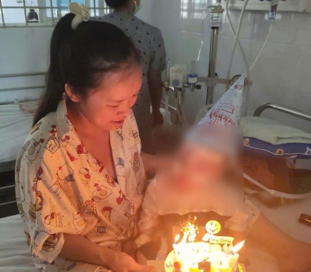 The youngest son has suffered from many dangerous diseases since birth, the life of Ms. Bui Dieu Hien - a single mother has fallen into a series of days of exhaustion... Photo: Family provided