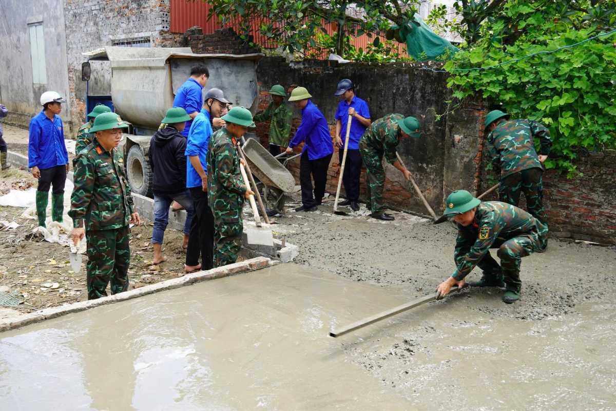 Joining hands to build a road into the house for the family of Mrs. Ha Thi Chong, a wife of a martyr in Hung Ha commune, Hung Yen province. Photo: Hung Ha commune