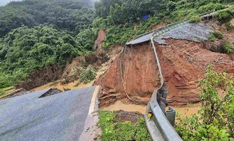 Sạt lở sau mưa lớn làm mất hoàn toàn mặt đường trên tuyến Quốc lộ 12. Ảnh: Công an Lai Châu
