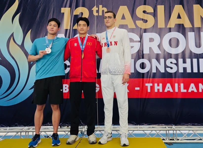 Swimmer Tran Van Nguyen Quoc (red shirt) continues to win a gold medal in Thailand this time. Photo: Hoai Viet